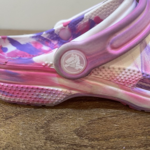 Girls Crocs Size 1 Pink Purple Tie Dye Marble Classic Clogs Kids Shoes Slip On - Picture 9 of 10